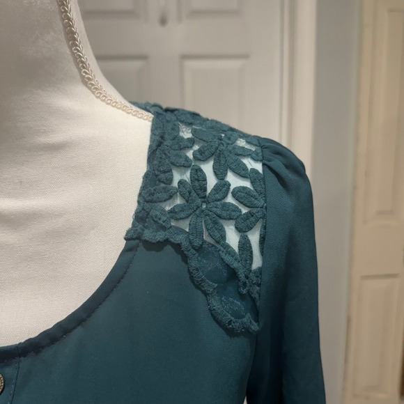 Green Long Sleeve Blouse with Floral Lace Detail - Elegant Ladies Top - Picture 5 of 6